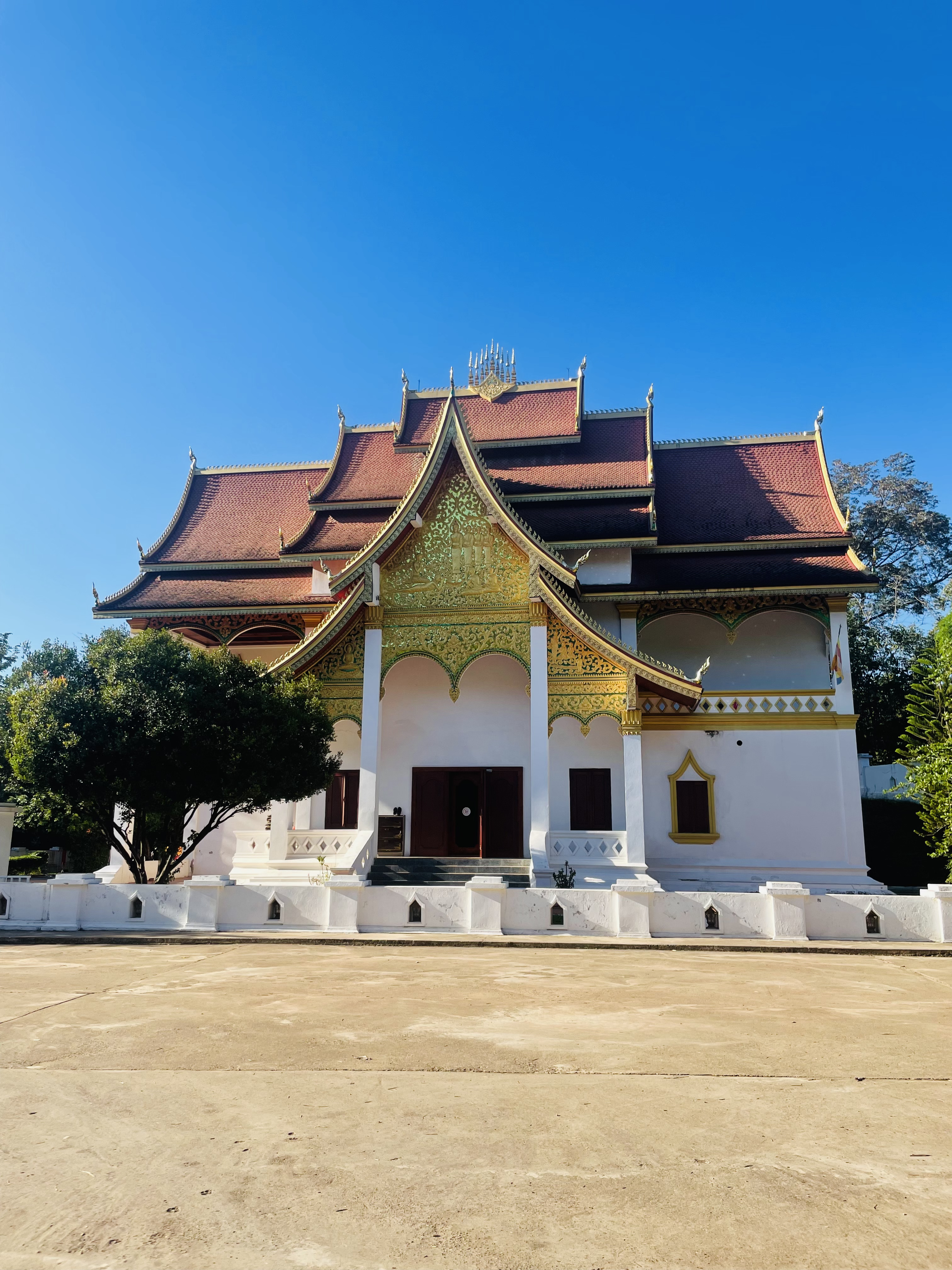 🌿 Wat Pha O Buddhist School — A Serene Stop on the Way to Pak Ou 🛕